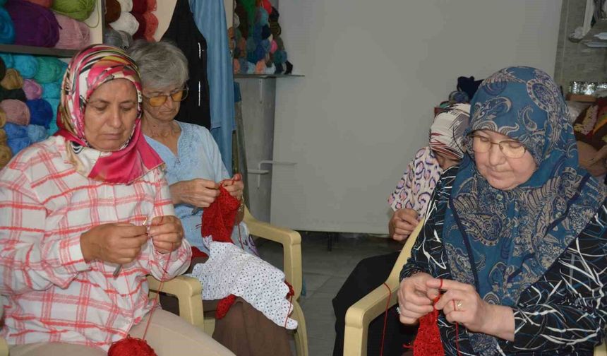 İlmek ilmek dev Türk bayrağı ördüler