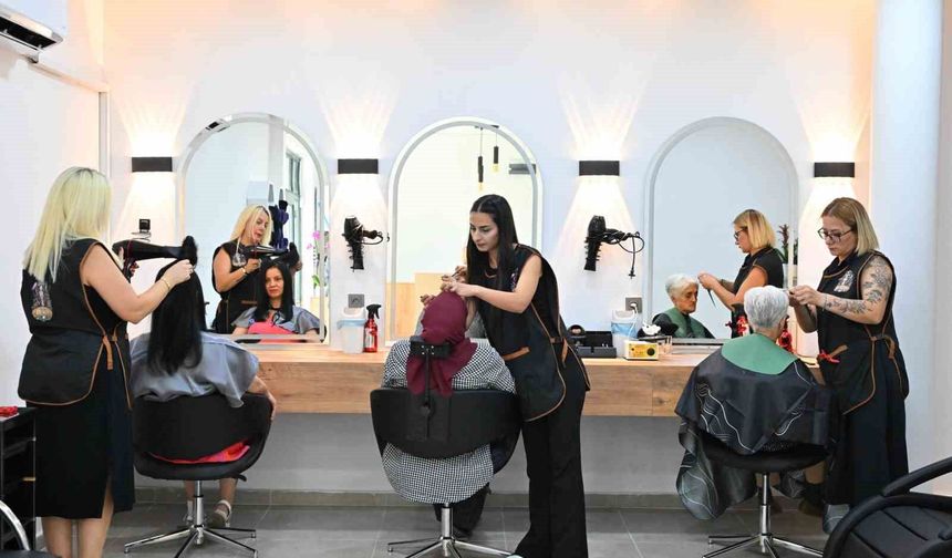 Manisa Emekli Kafe'de kuaför ve berber hizmeti başladı