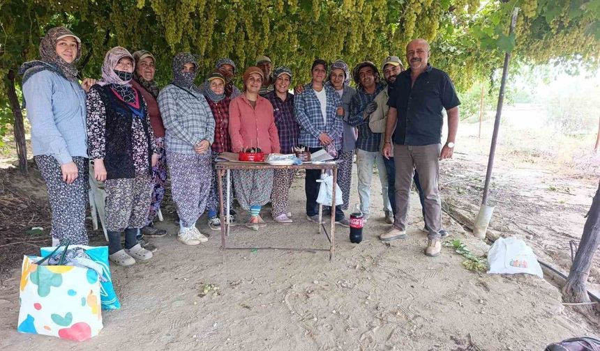 Manisa'da çiftçiden tarım işçisine üzüm bağında doğum günü sürprizi