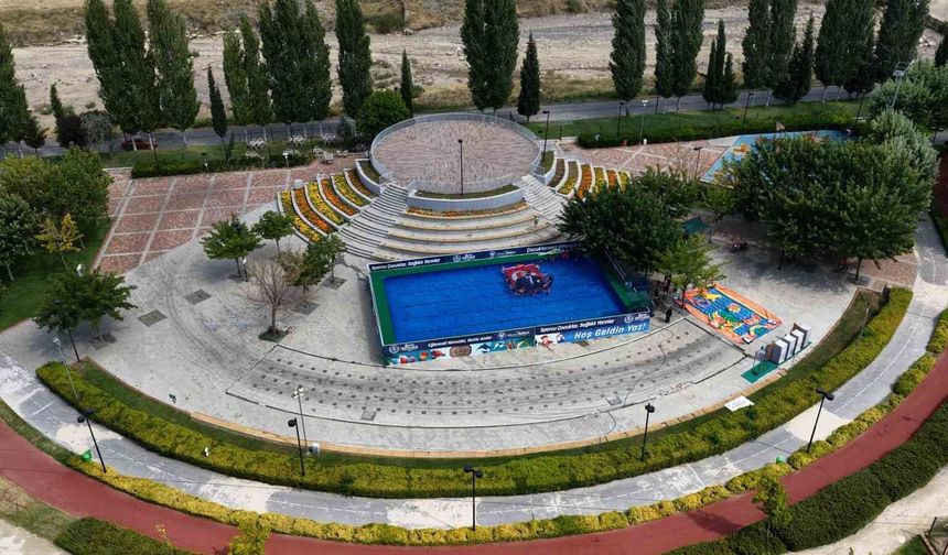 Manisa'da çocuklar hem serinliyor hem yüzmeyi öğreniyor