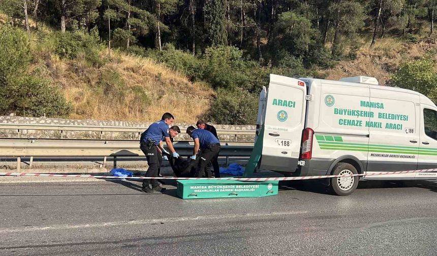 Manisa'da motosiklet bariyerlere çarptı, sürücü hayatını kaybetti