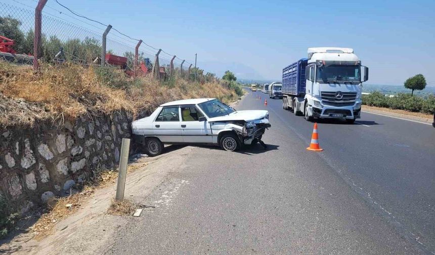 Manisa'da tır ile otomobil çarpıştı: 2 yaralı