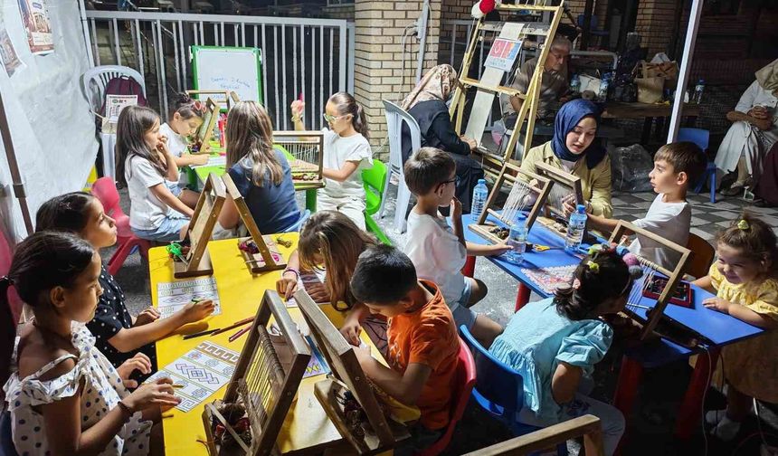 Minikler ilmek ilmek halı dokudu