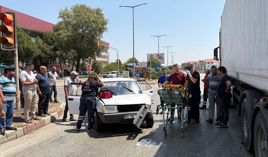 Otomobil ile tır kavşakta çarpıştı: 1 yaralı