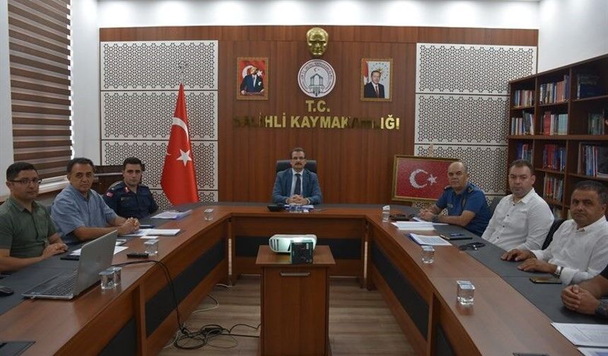 Salihli'de metruk binalar yıkılıyor, hurda araçlar kaldırılıyor