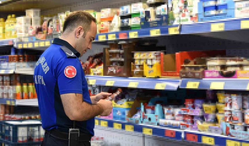 Şehzadeler zabıtasından zincir marketlere denetim
