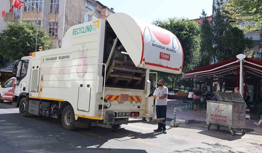 Şehzadeler'de çöp konteynerleri dezenfekte ediliyor
