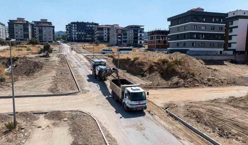 Turgutlu'da 2 kilometrelik yol sıcak asfaltla yenileniyor