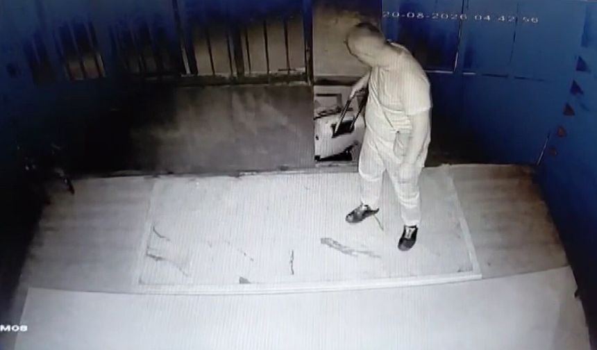Valizli ayakkabı hırsızı imamların takibinden kaçamadı