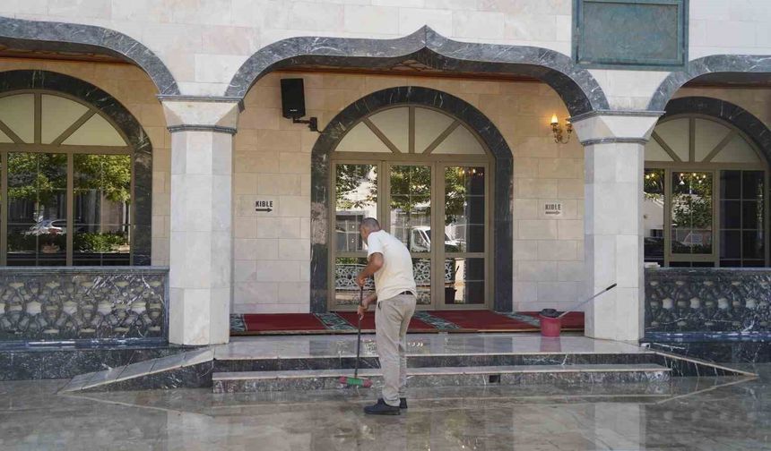 Yunusemre'de ibadethanelerde kapsamlı temizlik çalışması