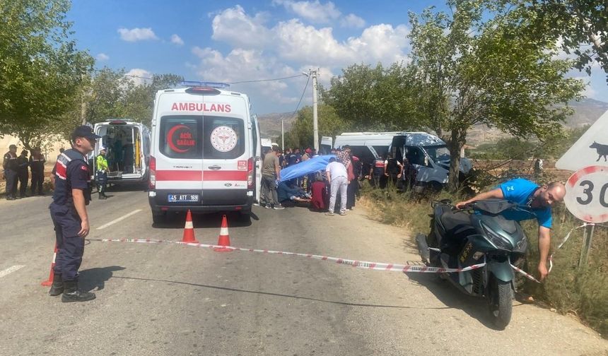 Alaşehir'de işçi minibüsü ağaca çarptı: 14 yaralı