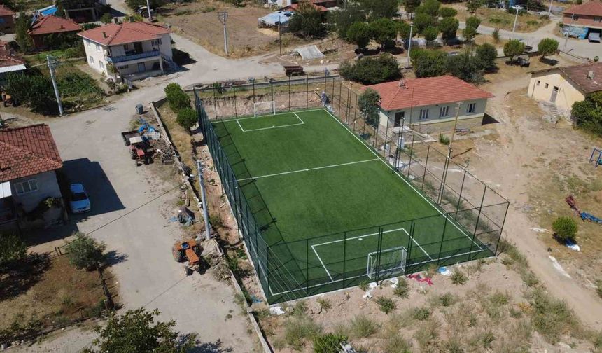 Demirci'de 11 kırsal mahalleye halı saha