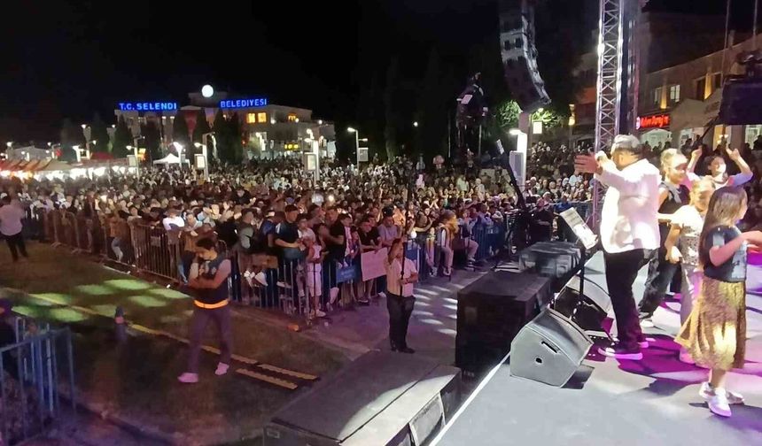 Hüseyin Kağıt coşturdu, Başkan Daban sahnede oynadı