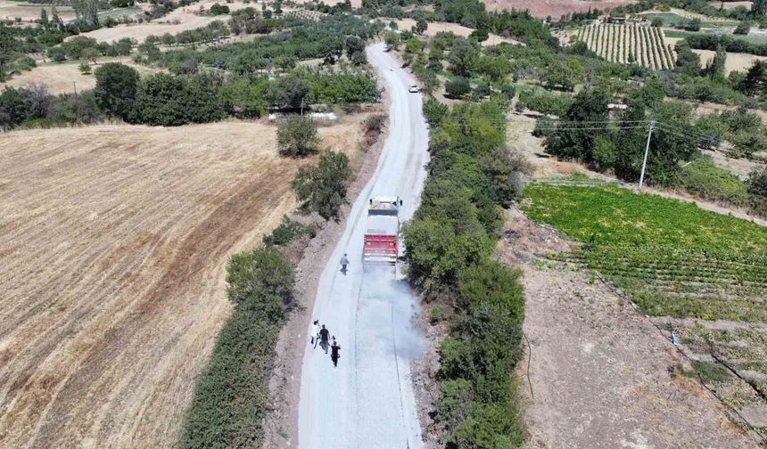 Manisa'da 1999'da açılan yol 27 yıl sonra asfaltla buluştu
