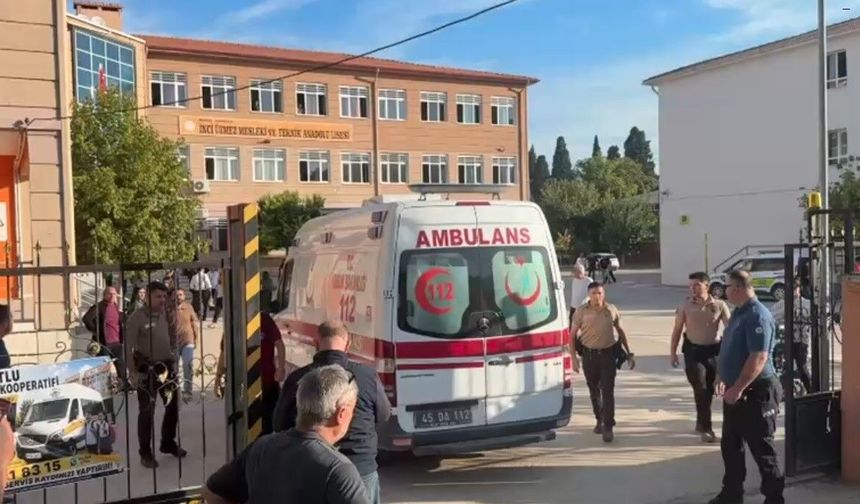 Manisa'da okul önünde silahlı saldırı: Yaralı öğrenciler var