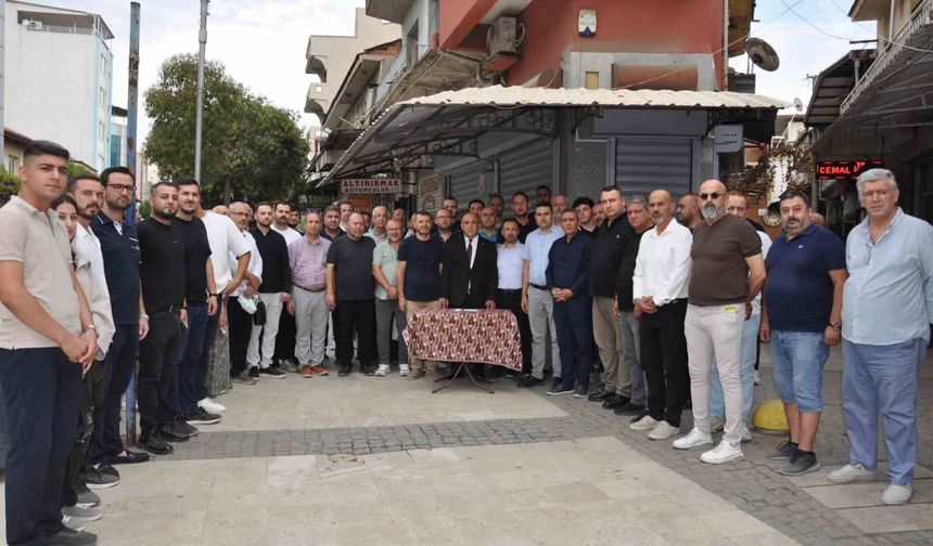 Manisa'da silahlı soygun girişimini kınayan kuyumcular aynı anda kepenk indirdi