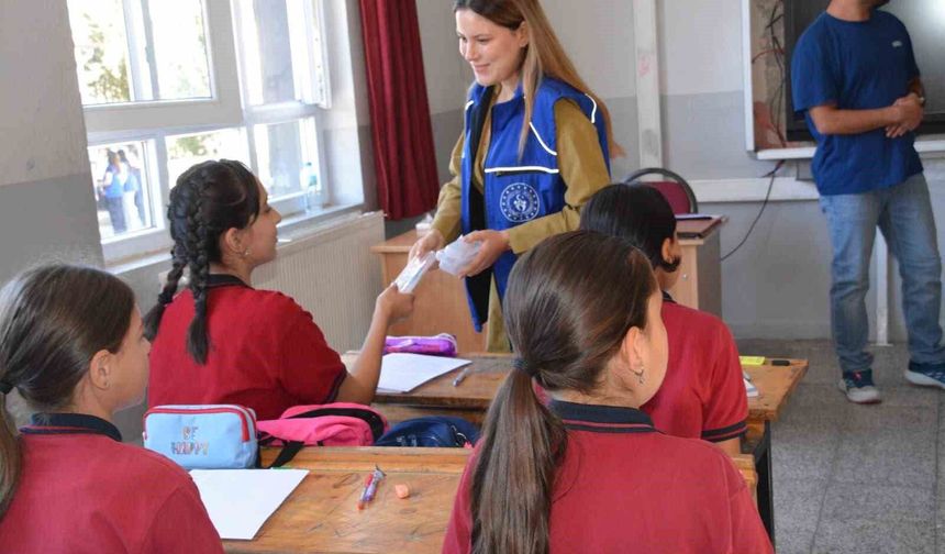 Minik öğrencilerin yeni eğitim yılı sevincine ortak oldular