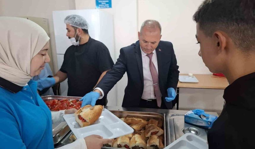 Sarıgöl Milli Eğitim Müdürü pansiyonda kalan öğrencilere yemek dağıttı