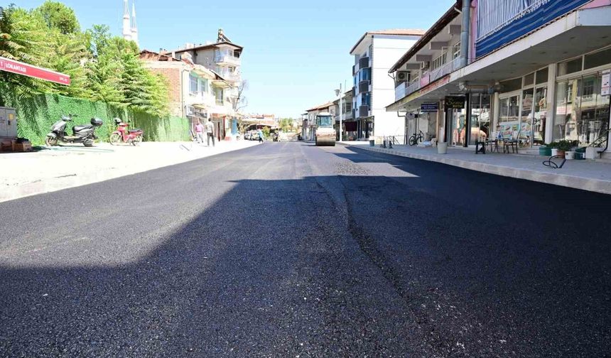Selendi Atatürk Caddesi'nde yılların yol sorunu çözülüyor