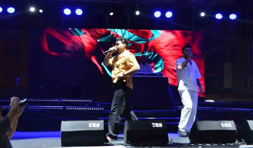 Selendi'de sahne alan Tefo & Seko gençleri coşturdu