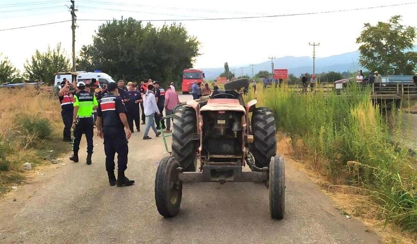 Turgutlu'da traktörün işçi taşıyan kasası devrildi: 4 yaralı