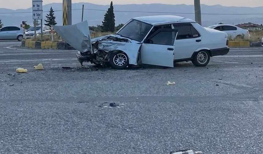 Alaşehir'de otomobil ile tır çarpıştı: 1 yaralı