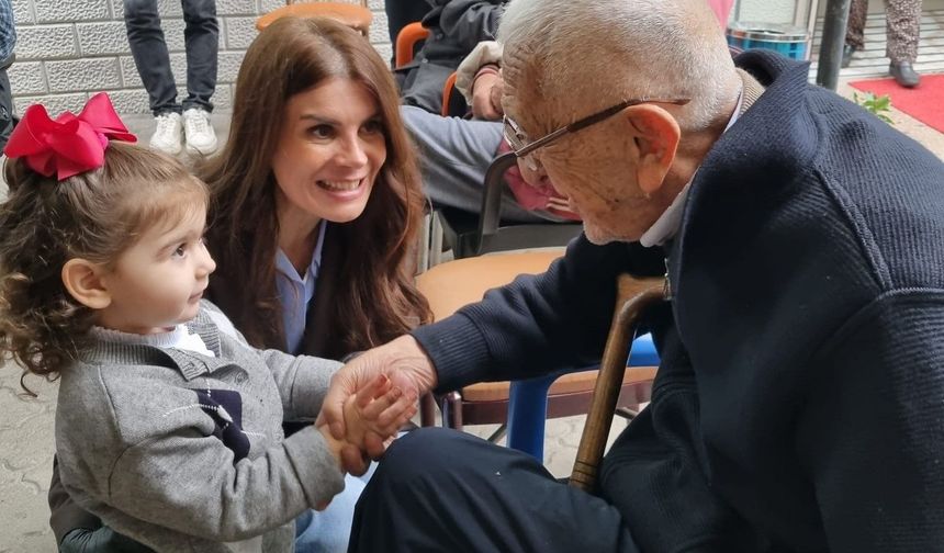 Gençler ve yaşlılar birlikte çiçek ekip sevgiyi büyüttü