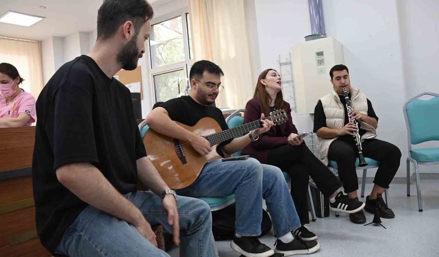 Hastalar müzikle moral buldu