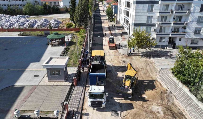 Kırkağaç'ta 1 kilometrelik yola 4 bin ton sıcak asfalt