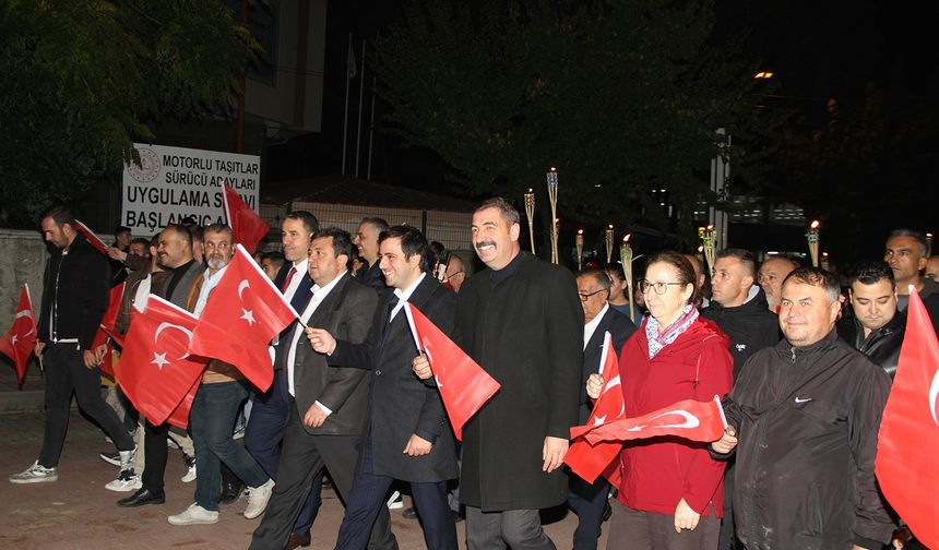 Kula'da Cumhuriyet Bayramı etkinlikleri fener alayıyla sona erdi