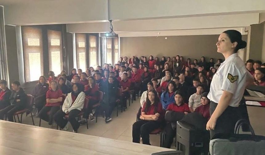Manisa'da jandarmadan öğrencilere 'Siber Zorbalık' semineri