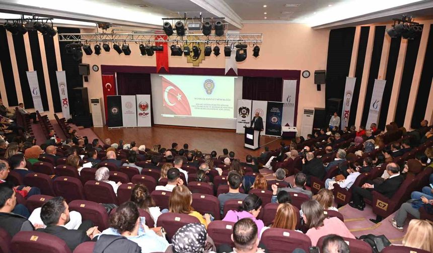 Manisa'da okul yöneticileri ve rehber öğretmenlere güvenlik eğitimi