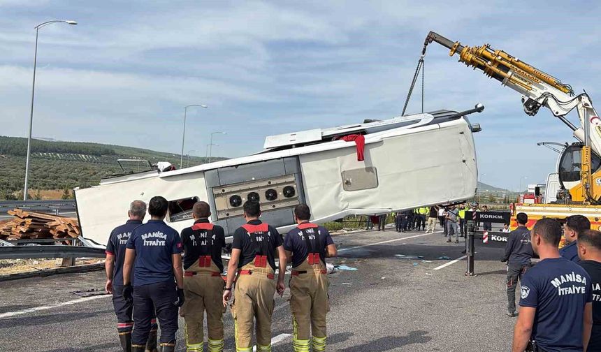 Manisa'daki feci kazada araçlar çekiciyle kaldırılıyor
