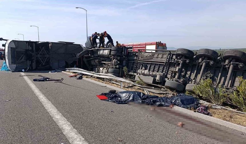 Manisa'nın Akhisar ilçesinde İstanbul otobanında çekici ile yolcu otobüsünün çarpışması sonucu ilk belirlemelere göre çok sayıda kişi yaralanırken 4 kişi hayatını kaybetti.