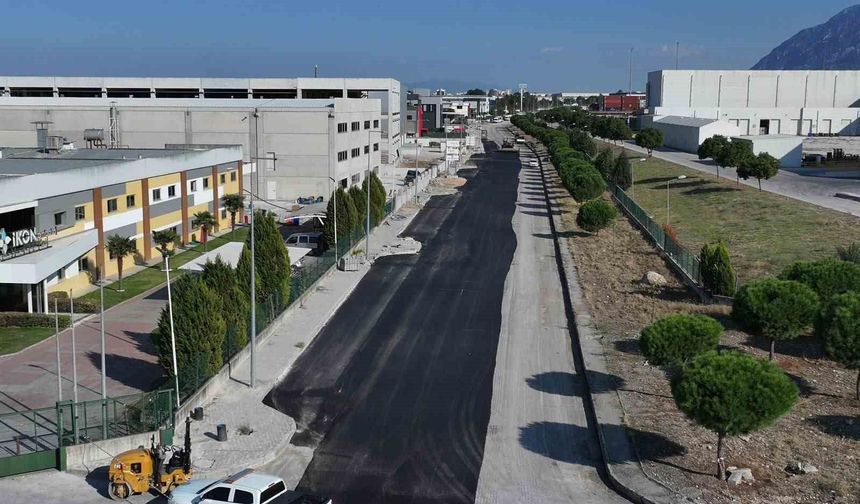 Manisa'nın iki OSB'si arasındaki yol yenileniyor