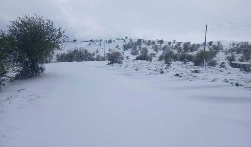 Manisa'ya mevsimin ilk karı düştü
