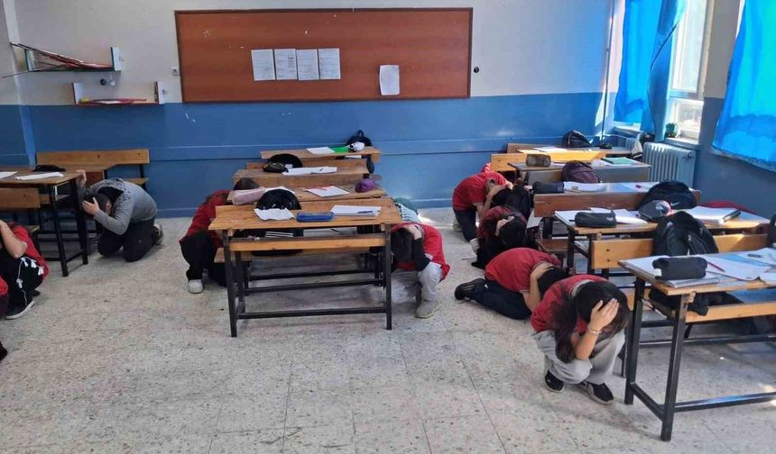 Öğrenciler depreme 'Çök-kapan-tutun' ile hazırlandı