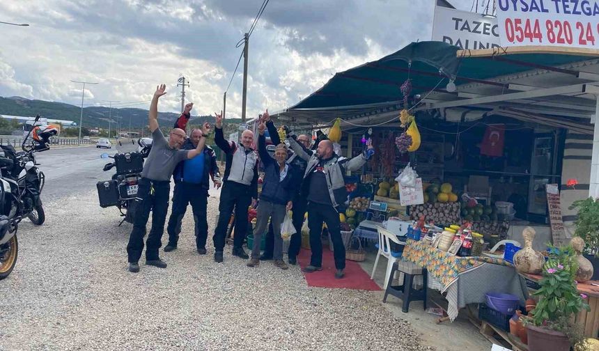 Polonyalı turistlerin mola yeri Sarıgöl'deki üzüm tezgahı oldu