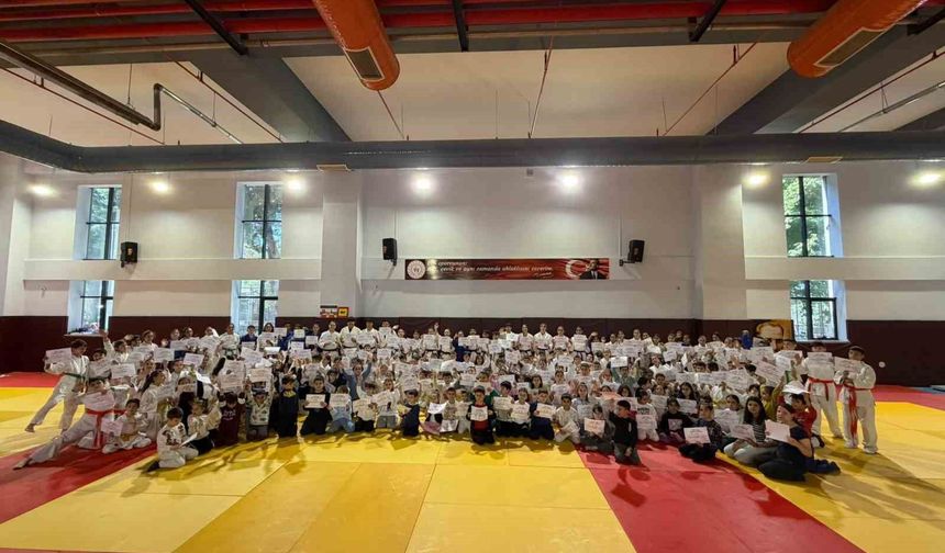 Salihli'de 300 judocu kemer atladı