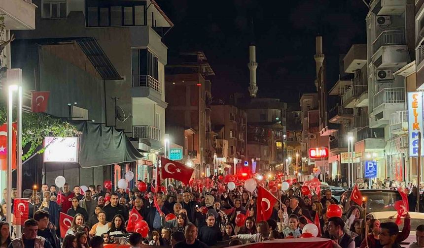 Sarıgöl'de Cumhuriyet coşkusu fener alayıyla sokaklara taştı