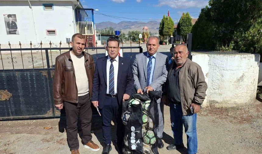 Sarıgöl'de okula spor malzemesi desteği