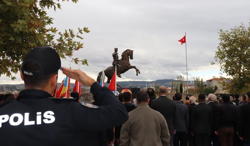 Selendi'de Cumhuriyet Bayramı coşkusu çelenk töreniyle başladı