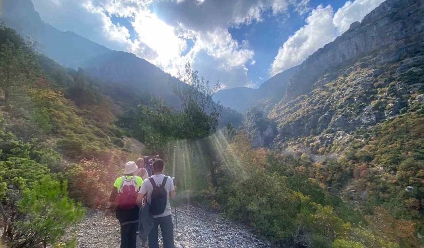 TURBELDAK üyeleri, Spil Dağı'nın tarihi patikalarında yürüdü