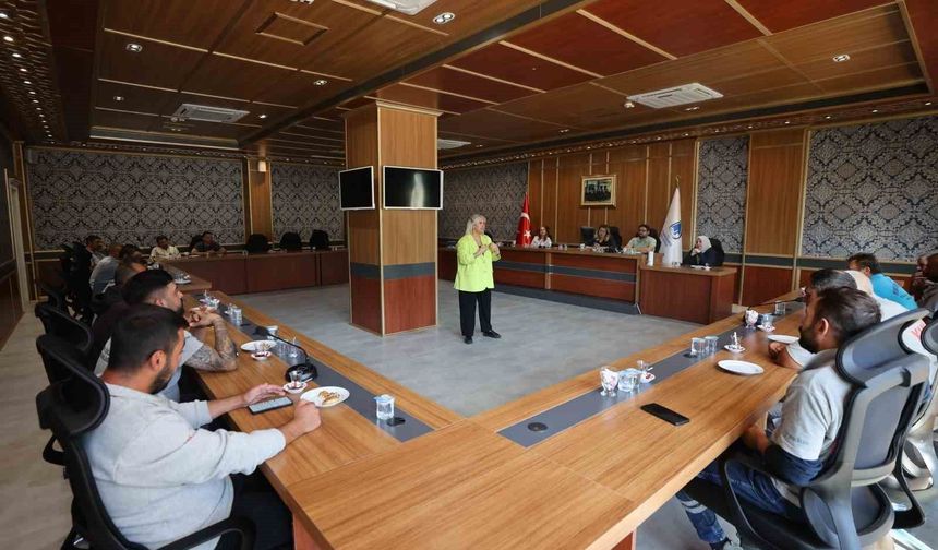 Yunusemre'de temizlik ekiplerine çevre bilinci eğitimi