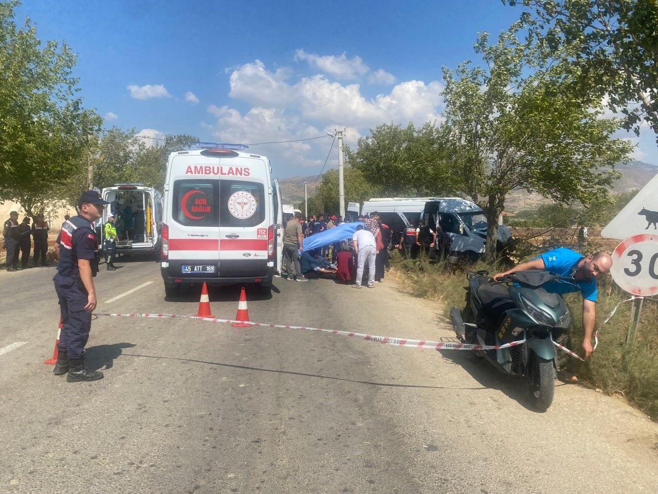 Alaşehir'de işçi minibüsü ağaca çarptı: 14 yaralı