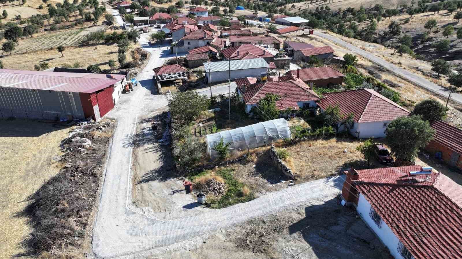 Selendi Gölbaşı'nda yollar ilk kez parke taşına kavuşuyor