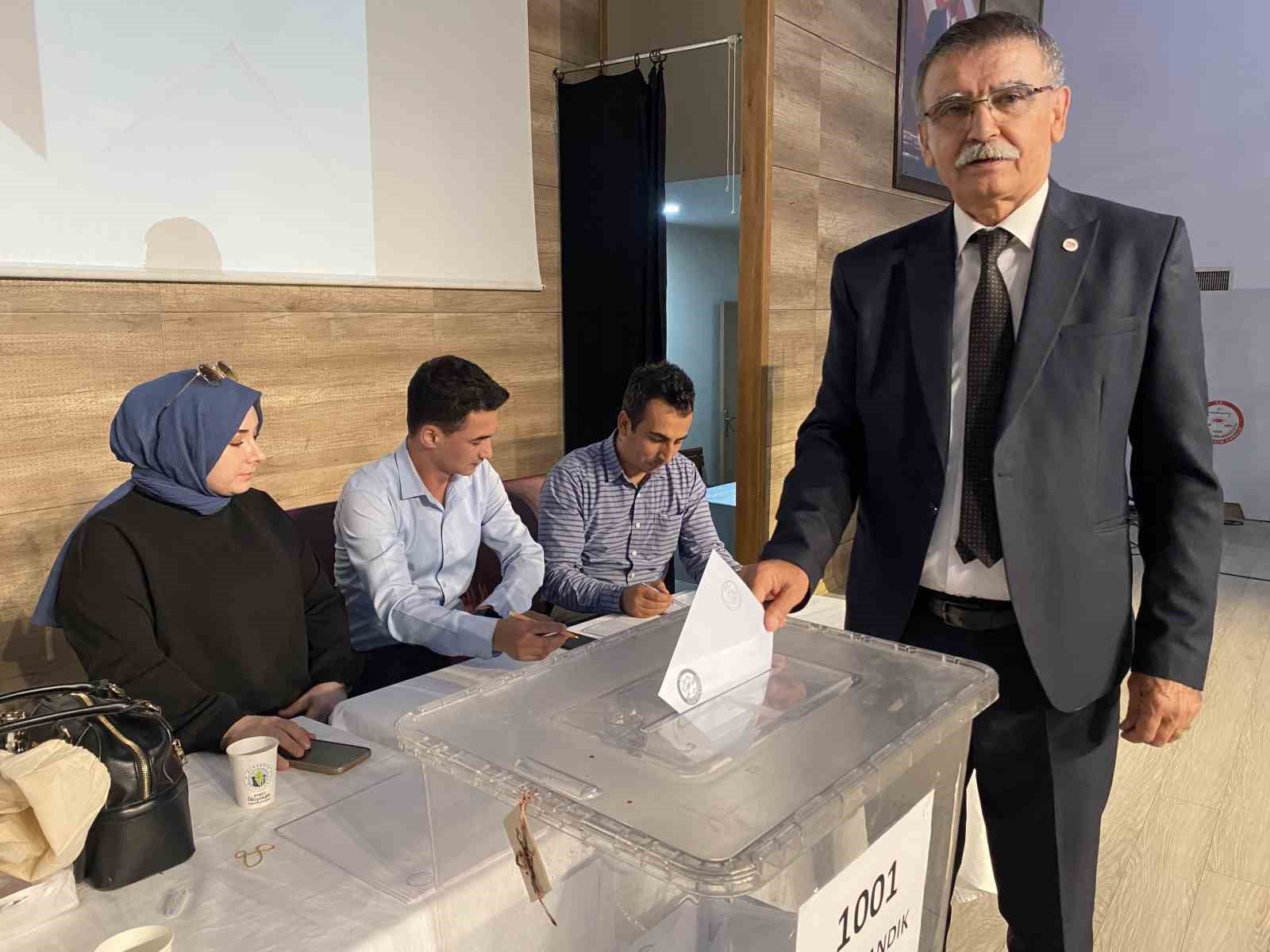 Alaşehir'de YENİ Parti'nin ilk ilçe başkanı Mehmet Kayacık oldu