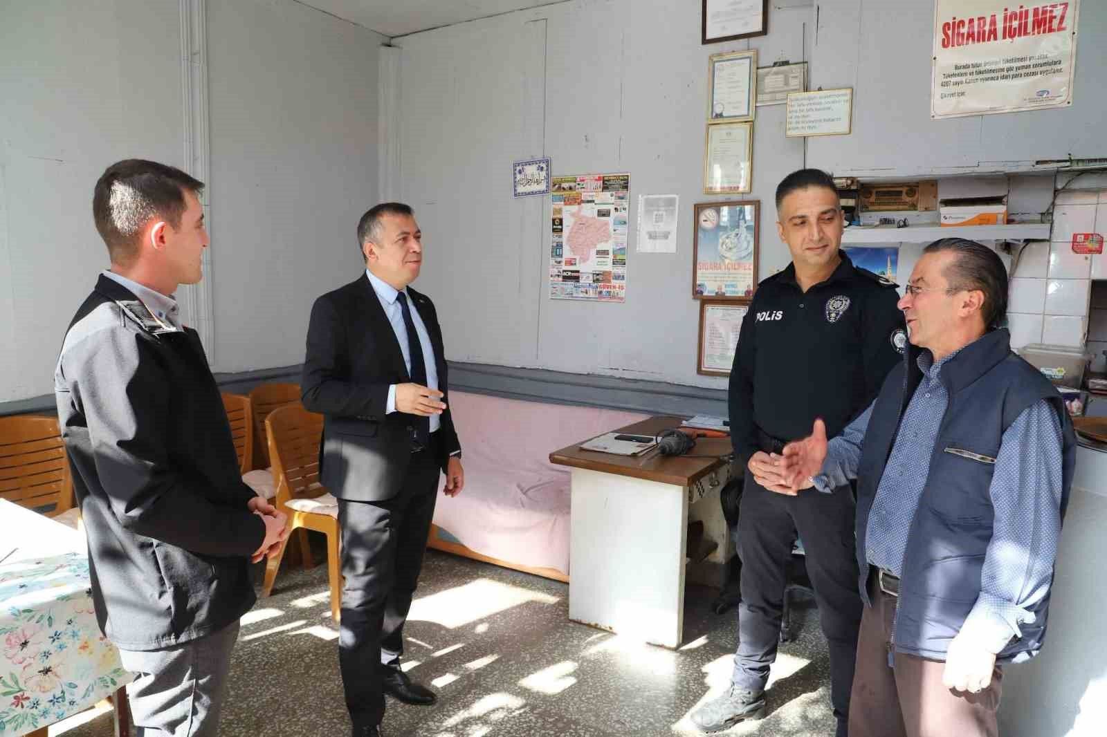 Demirci Kaymakamı Bayram'dan esnafa cuma ziyareti