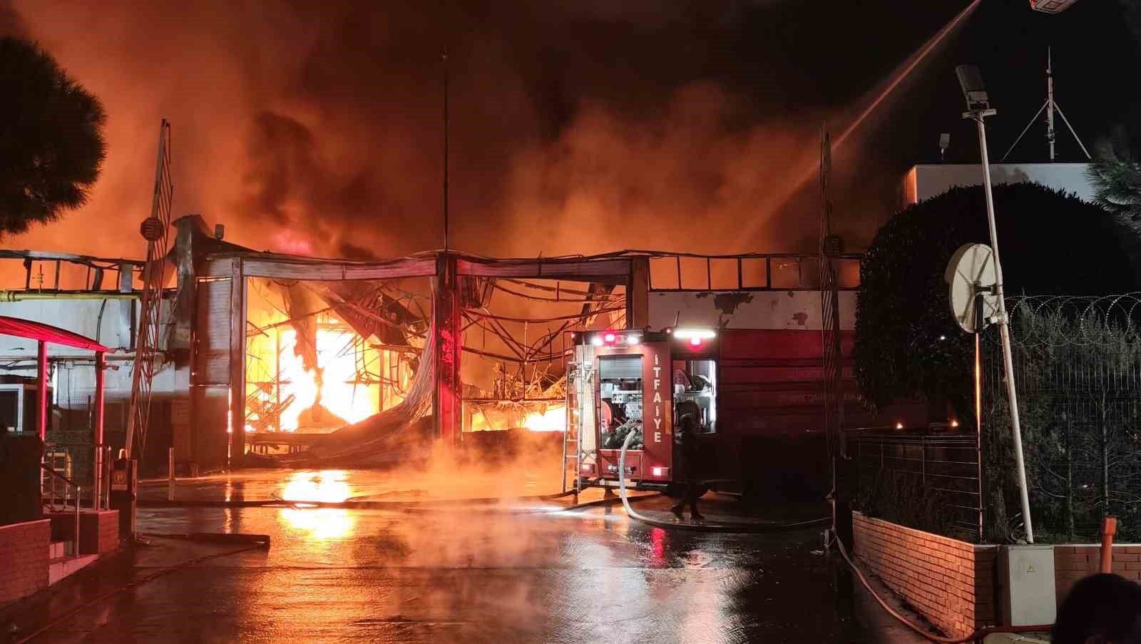 Manisa'da İnci Akü farikasında yangın