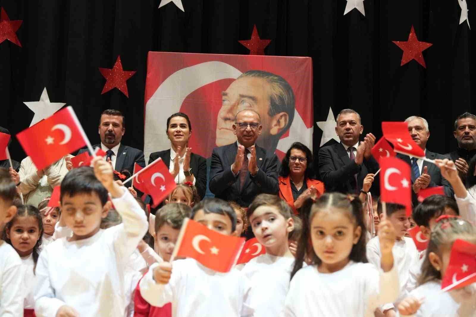 Miniklerden Cumhuriyet Bayramı'na renk katan gösteri